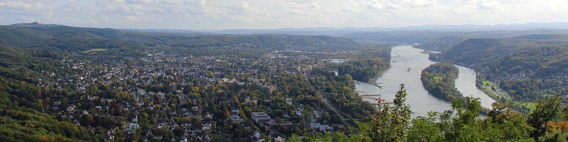 Bonn-wird-durch-den-Rhein-geteilt