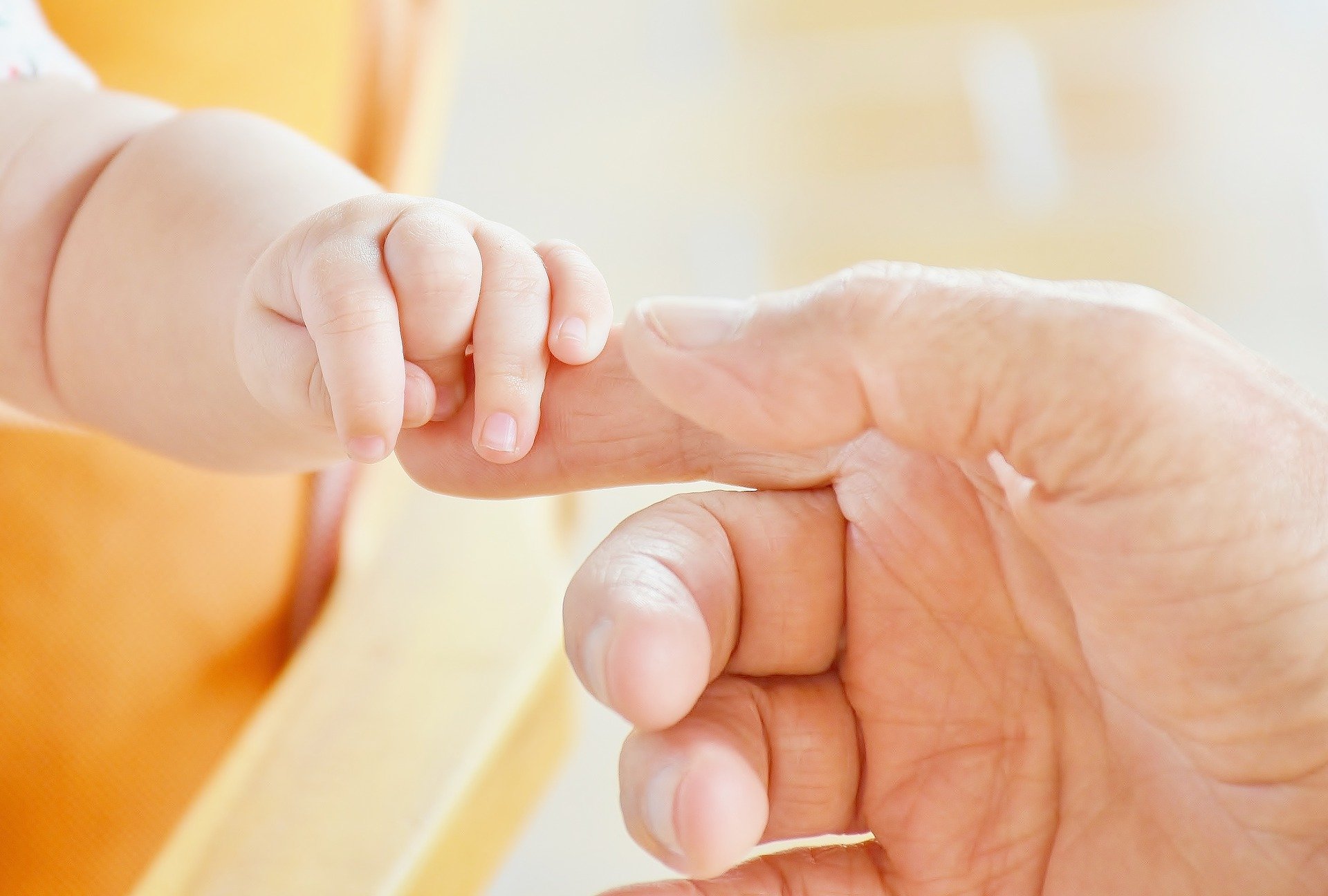 Die Baby Erstausstattung muss beim Jobcenter beantragt werden. Dafür kannst du das kostenlose Musterschreiben als PDF oder DOC herunterladen