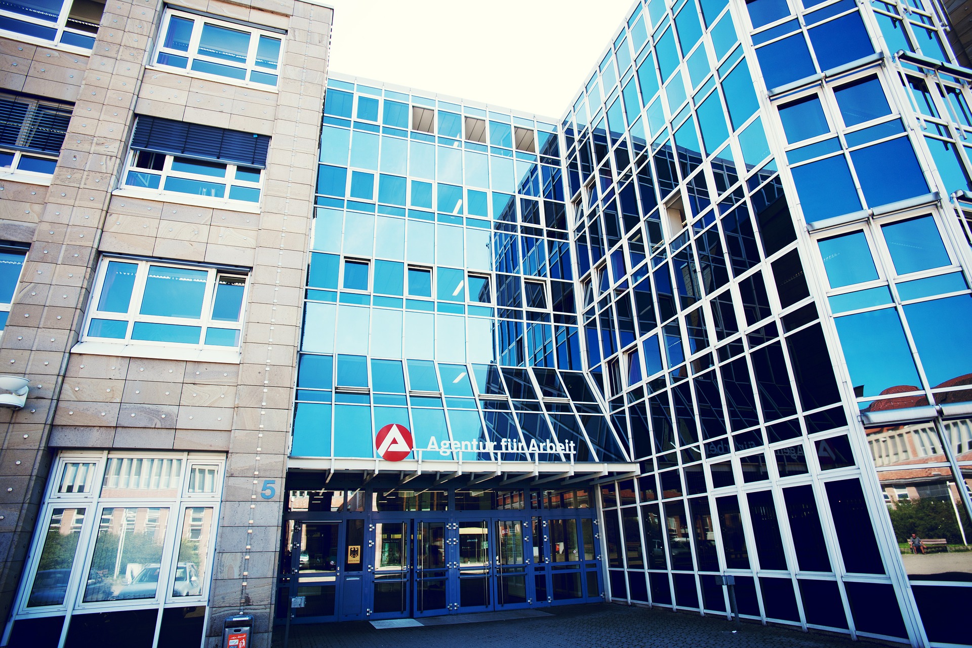Jobcenter kontaktieren, oder richtigen Job & Wohnung finden
